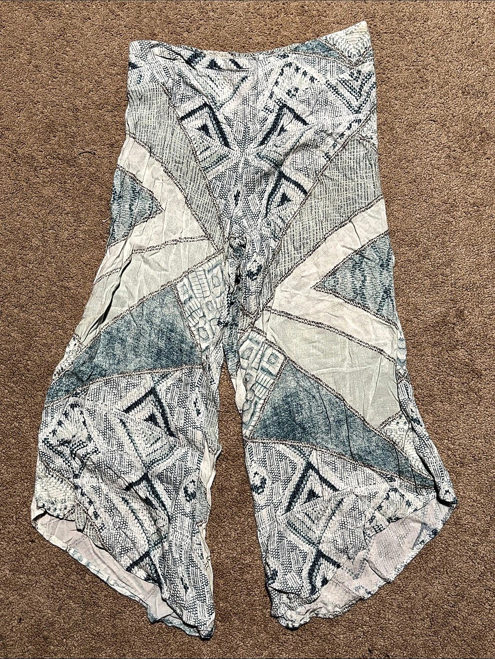 Blue & White Geometric Wide Leg Capri Pants
